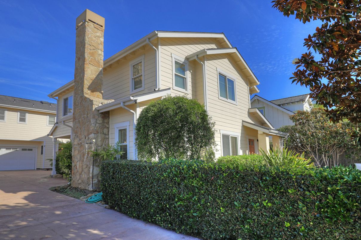 Attached, Exterior, Facade, Mediterranean