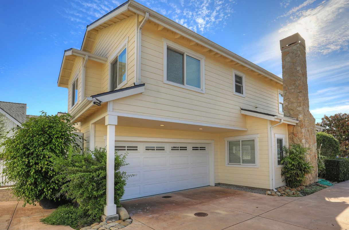 Attached, Exterior, Facade, None