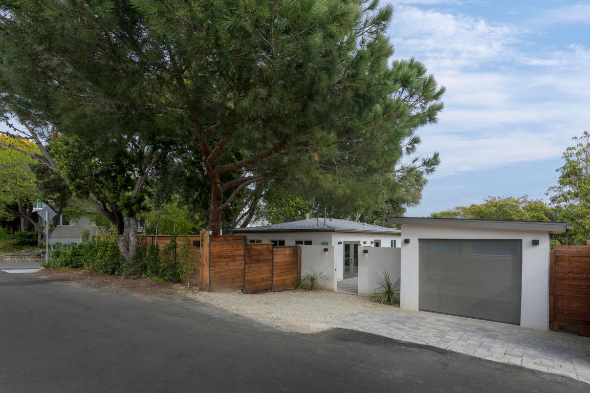 Attached, Exterior, Facade, Ranch