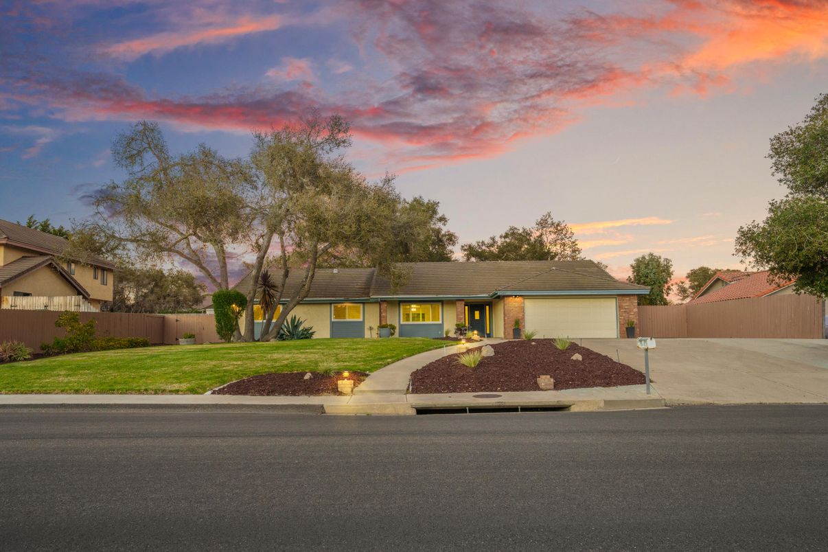 Attached, Exterior, Facade, Ranch