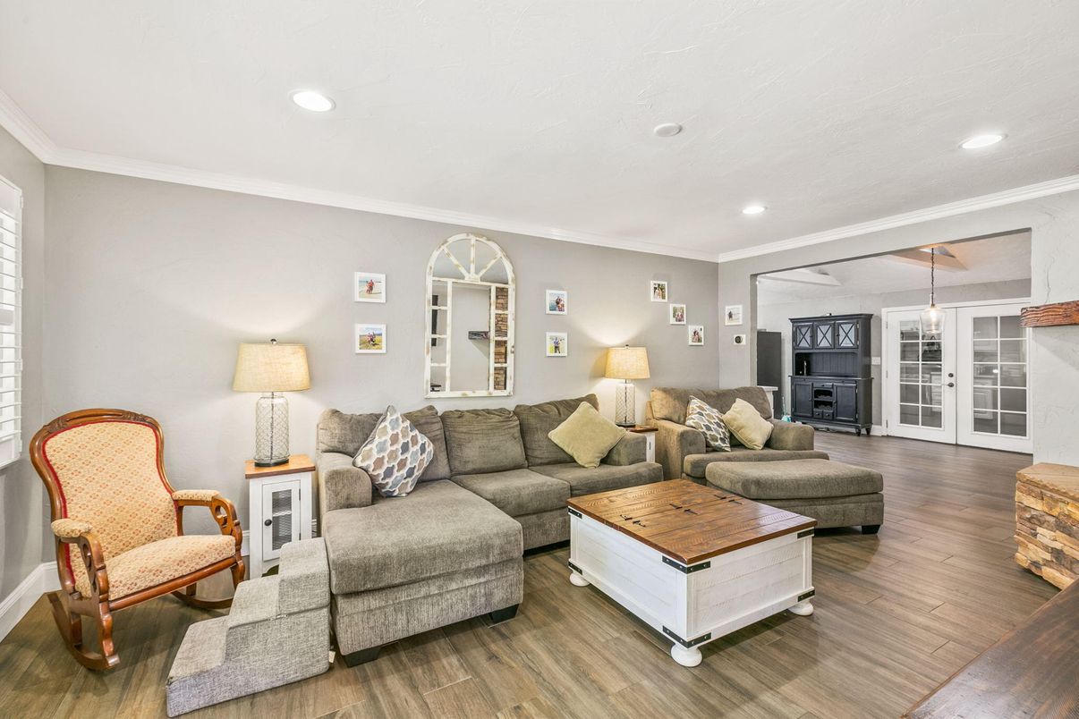 Interior, Living room, Recessed Lighting, Wood Texture Flooring