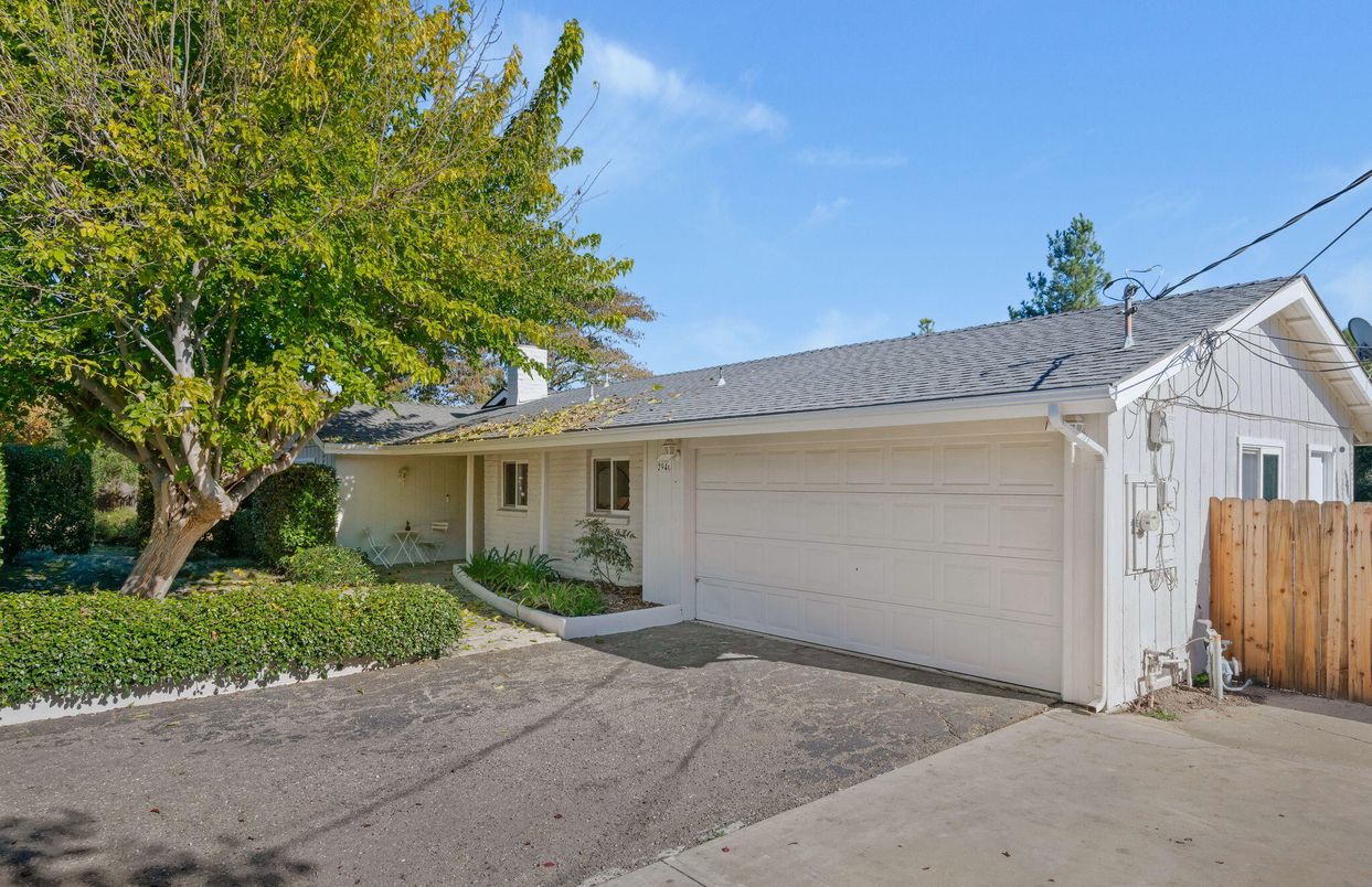 Attached, Exterior, Facade, Ranch