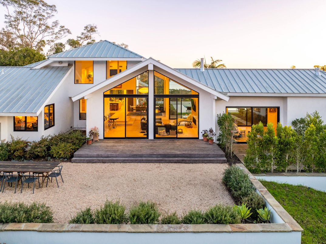 Attached, Exterior, Facade, Modern