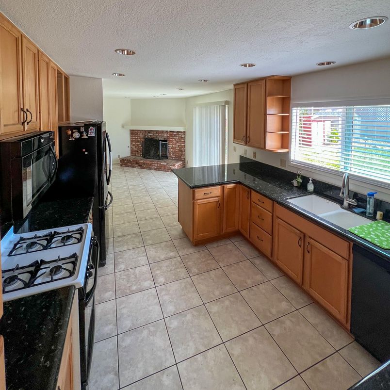 Fireplace, Interior, Kitchen, Recessed Lighting