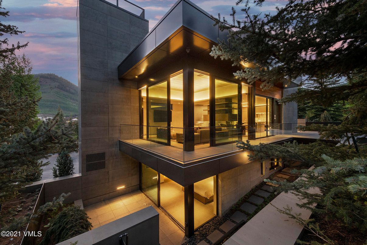 Exterior, Facade, Modern