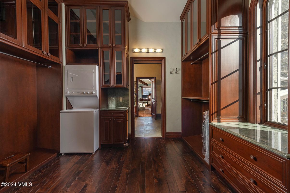 Interior, Washer, Wood Texture Flooring