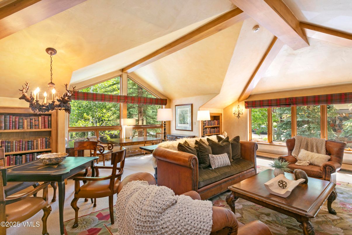 Chandelier, Dining room, Interior, Living room