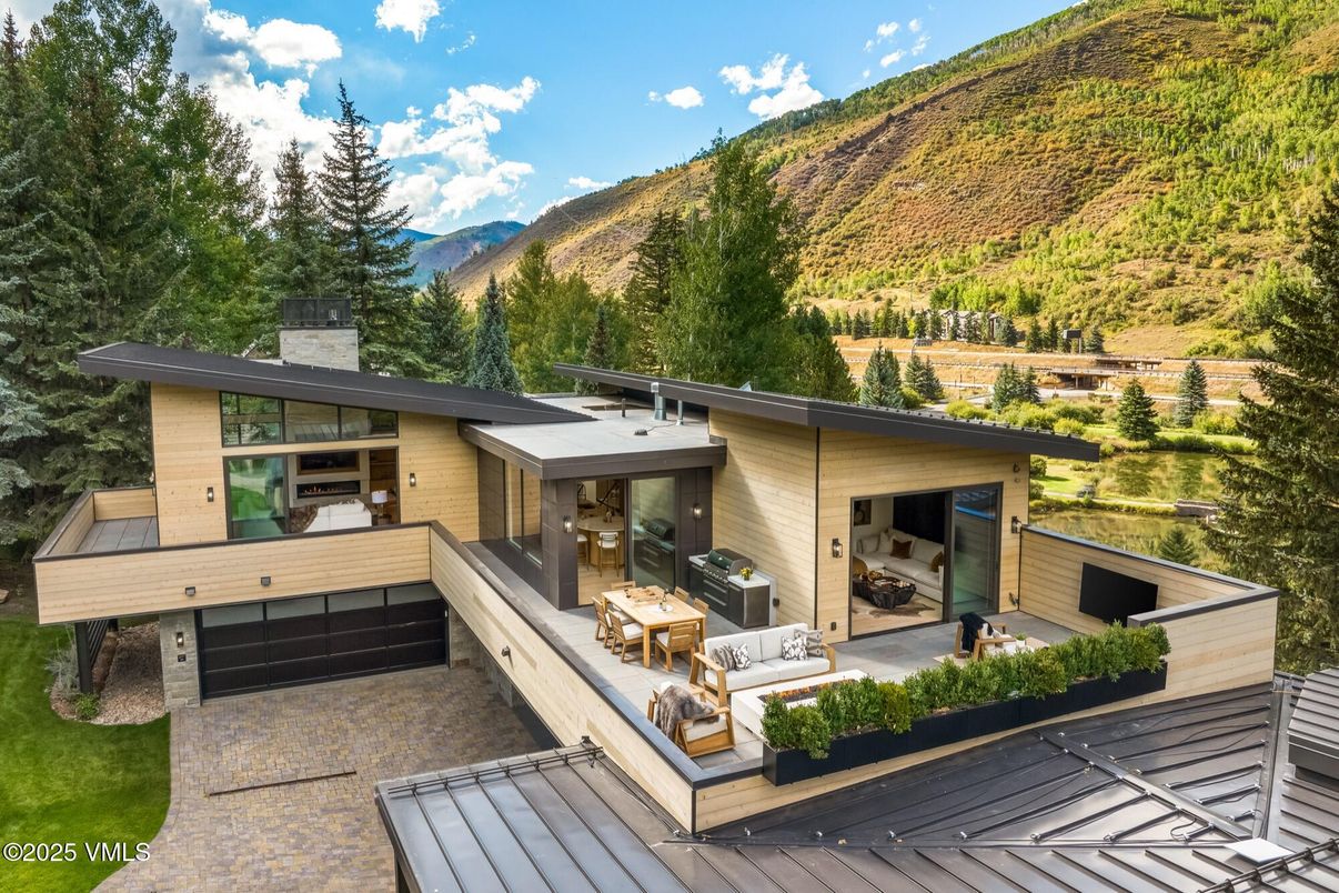 Exterior, Facade, Modern