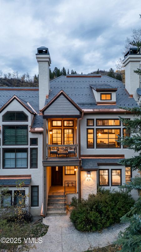 Exterior, Facade, Modern