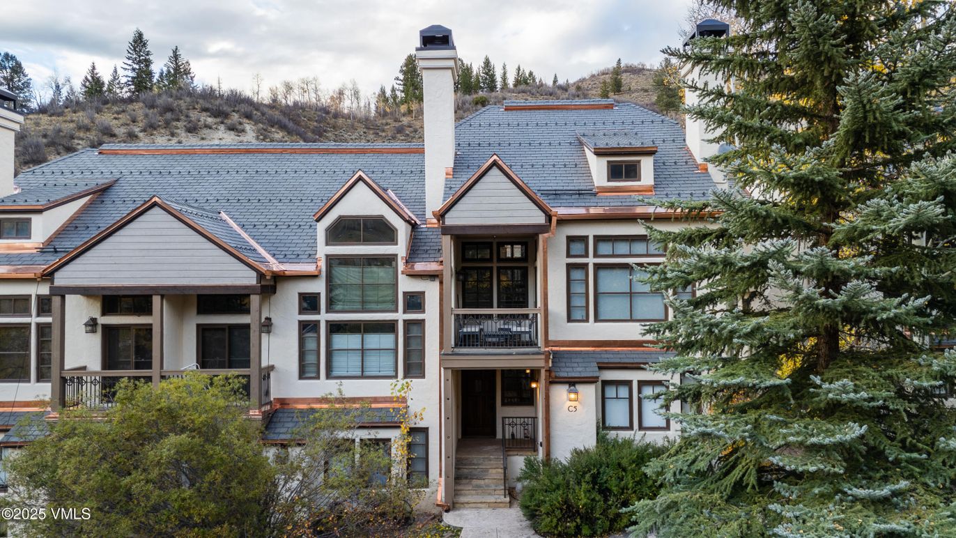 Exterior, Facade, Queen Anne Victorian