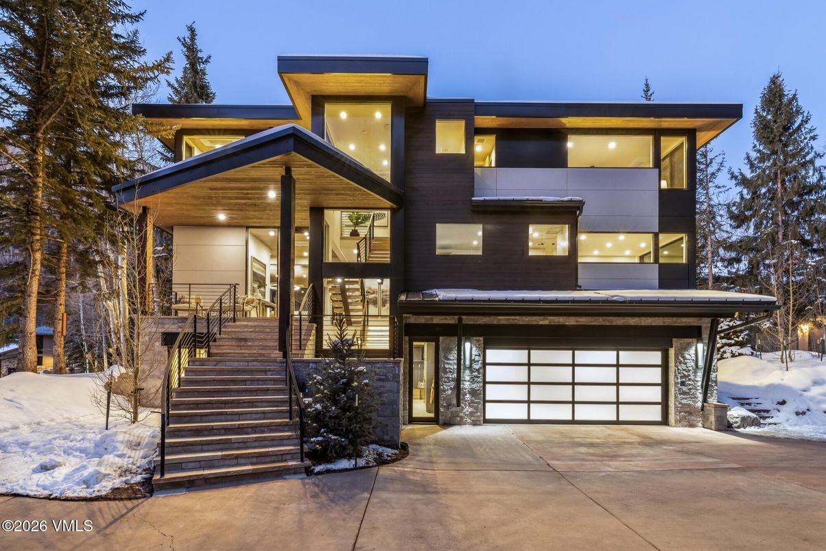 Attached, Exterior, Facade, Modern