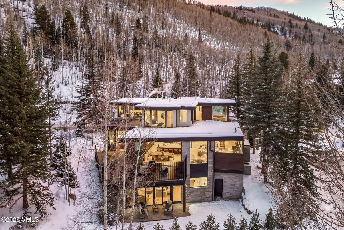 Exterior, Facade, Modern