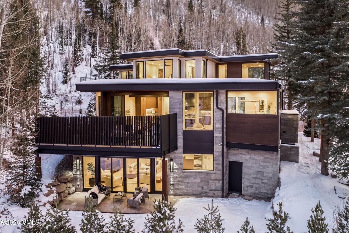 Exterior, Facade, Modern