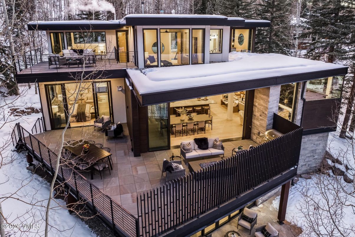 Exterior, Facade, Modern