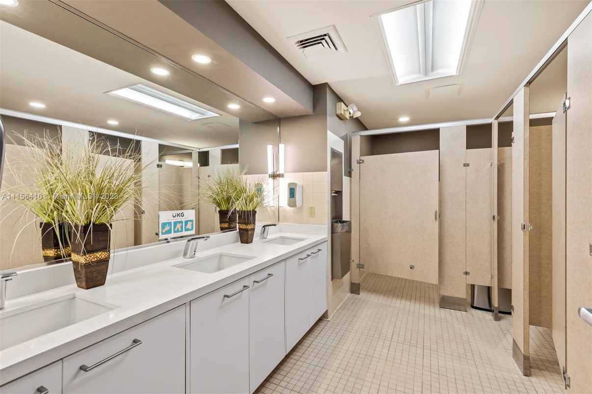 Bathroom, Dual Sink Vanities, Interior, Recessed Lighting