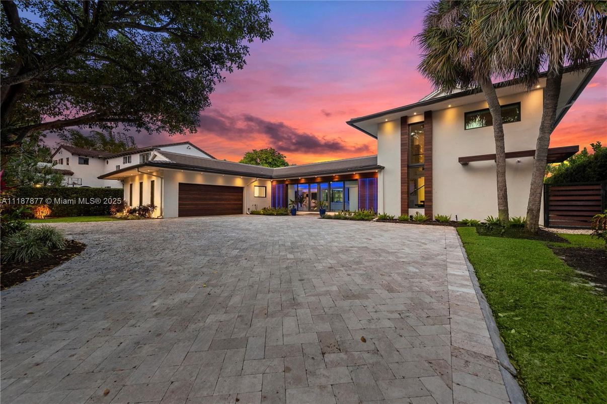 Attached, Backyard, Exterior, Facade, Modern