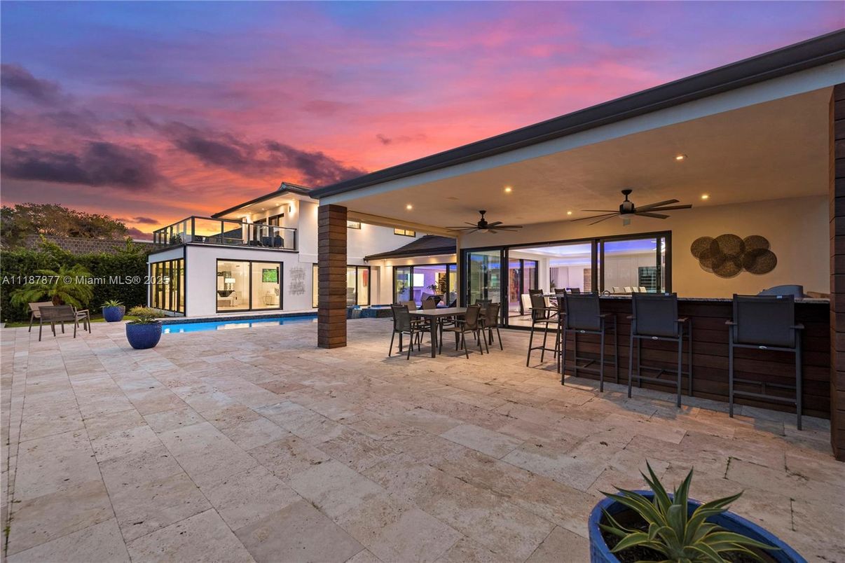 Exterior, Outdoor Kitchen, Pool