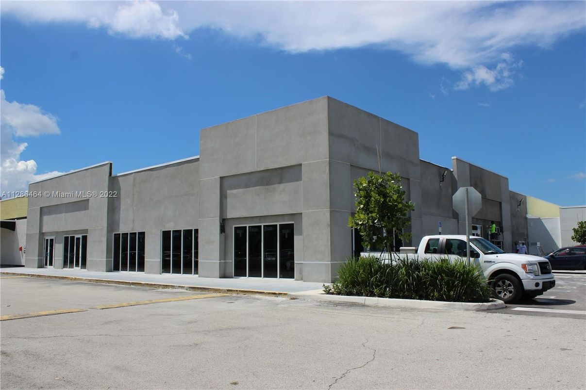 Exterior, Facade, Modern