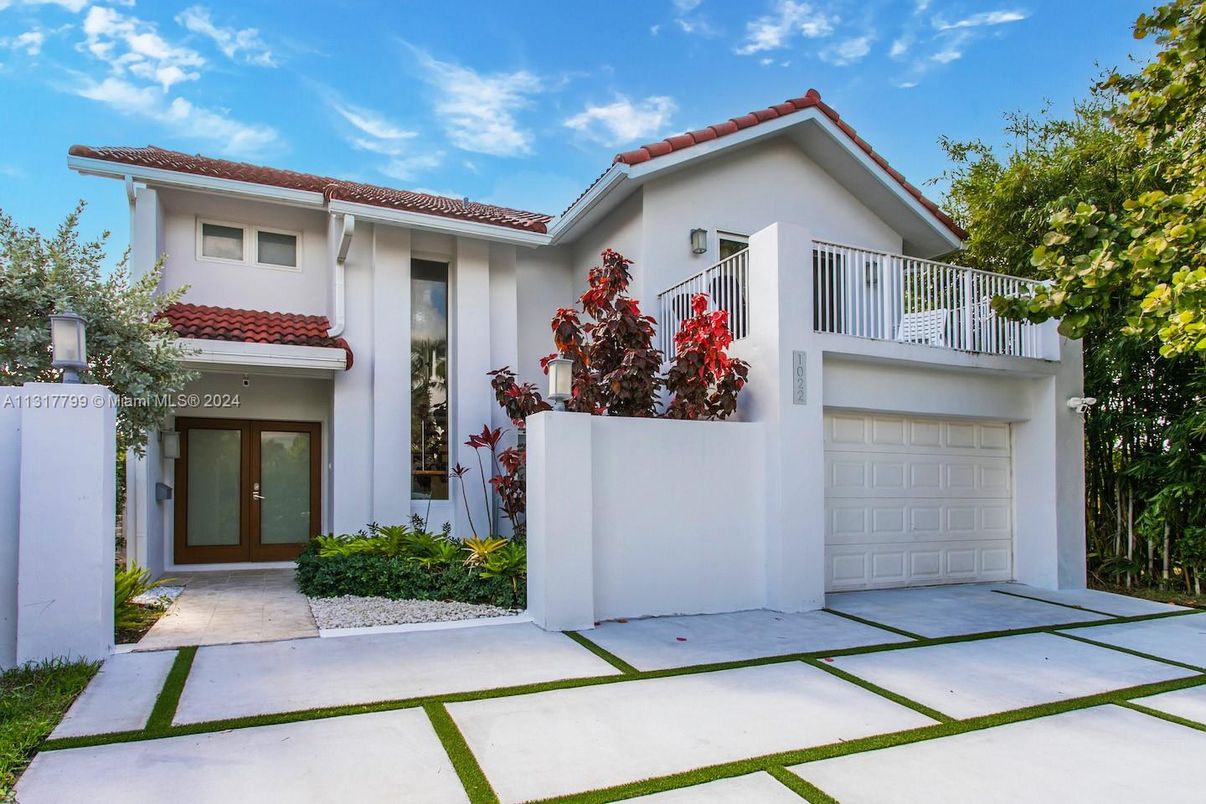 Attached, Exterior, Facade, Mediterranean