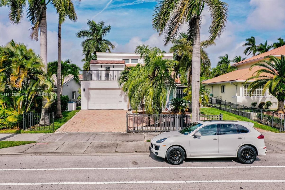 Attached, Exterior, Facade, Rowhouse