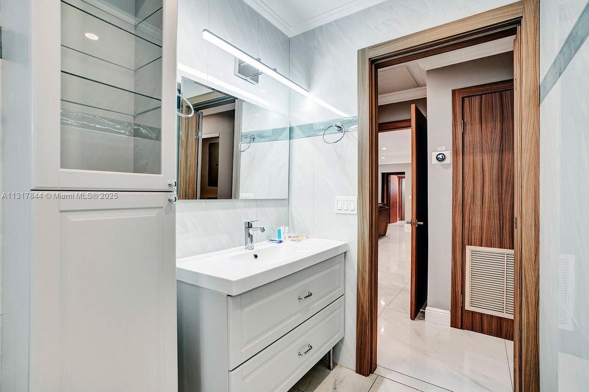 Bathroom, Interior, Marble, Recessed Lighting
