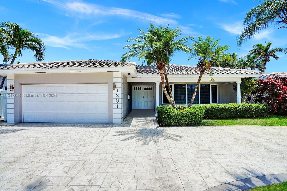 Attached, Exterior, Facade, Mediterranean