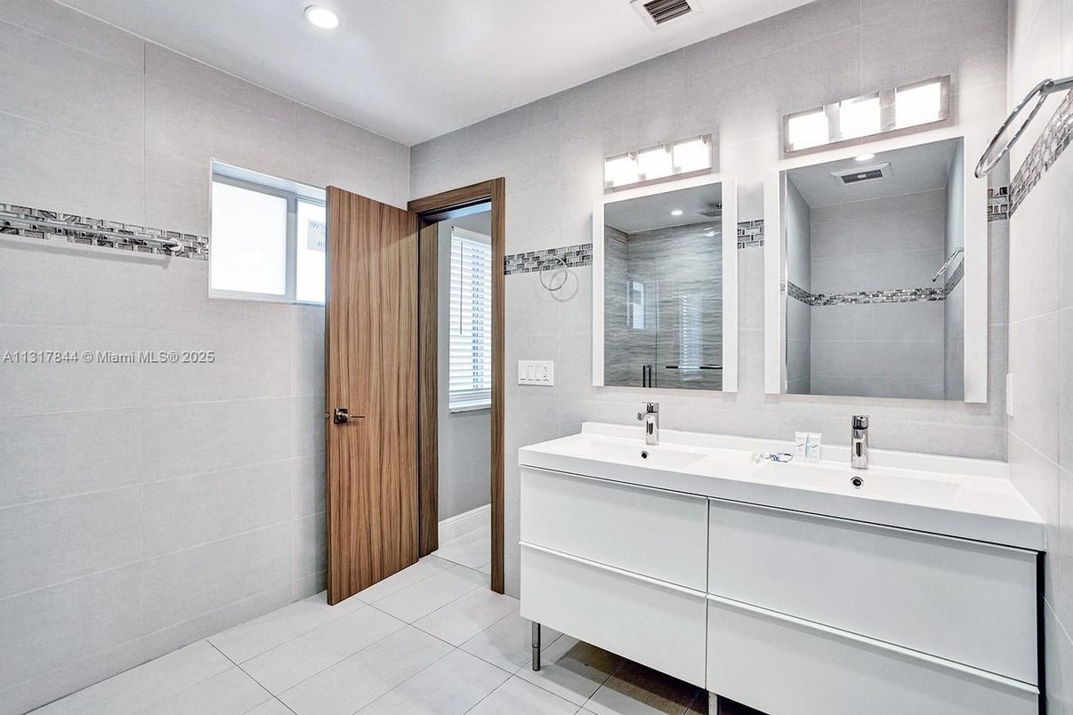 Bathroom, Dual Sink Vanities, Interior, Recessed Lighting