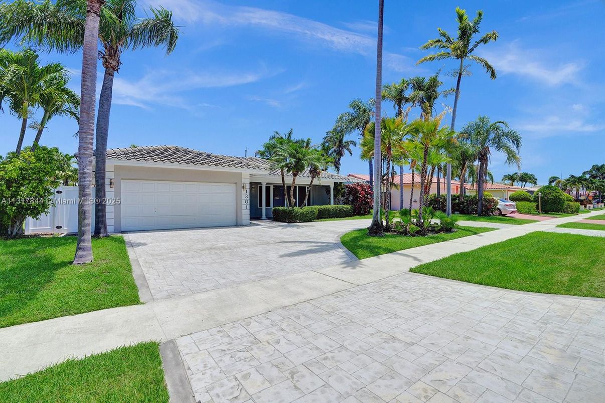 Attached, Exterior, Facade, Ranch