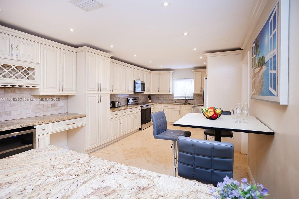 Dining room, Interior, Kitchen, Recessed Lighting, Stainless Steel Appliances