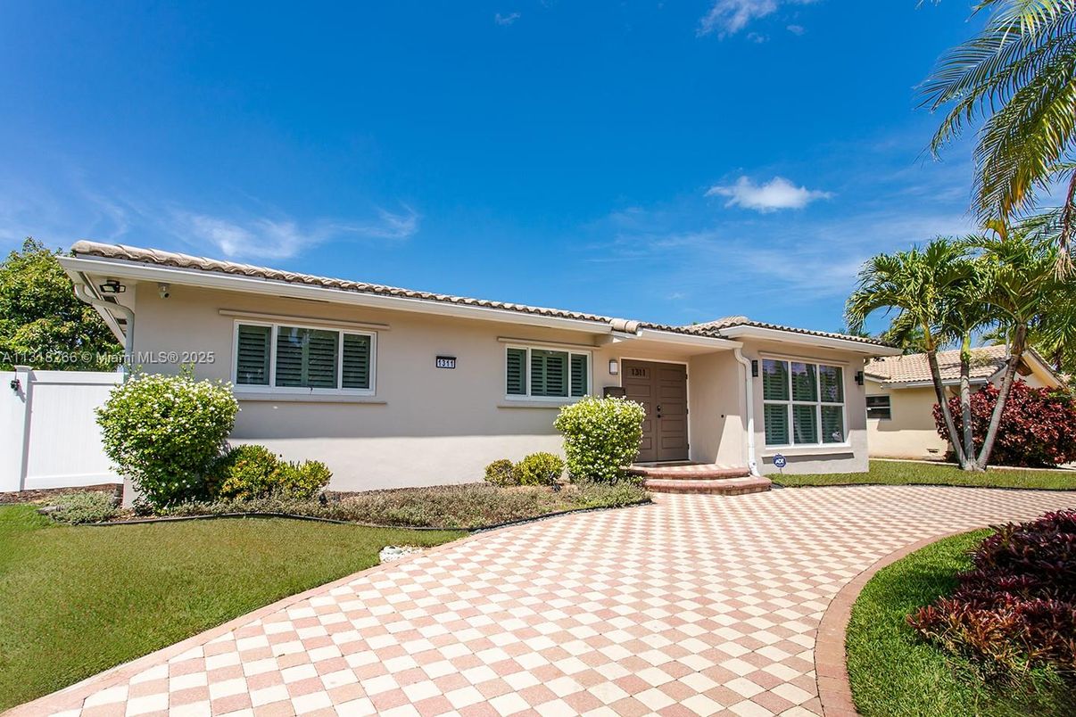 Backyard, Exterior, Facade, Ranch