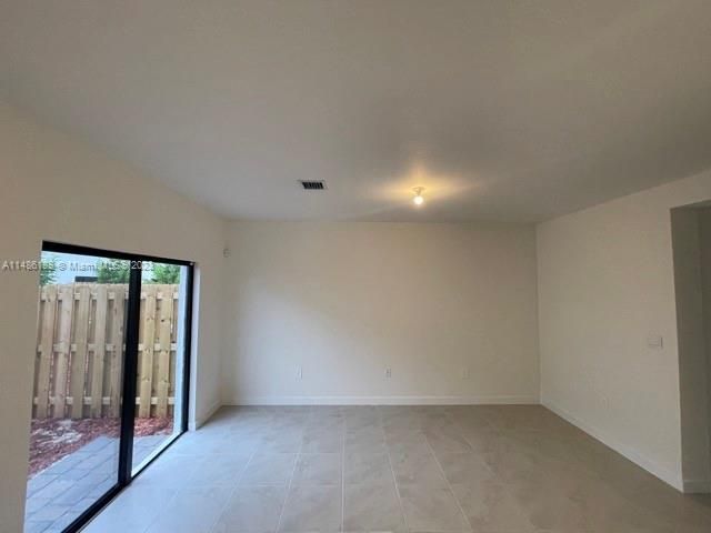 Empty room, Interior