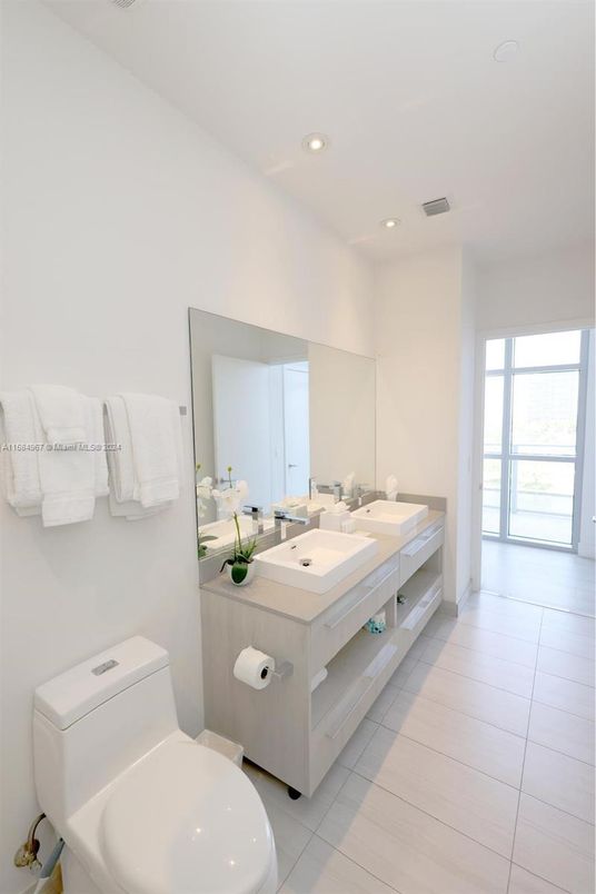 Bathroom, Dual Sink Vanities, Interior, Recessed Lighting