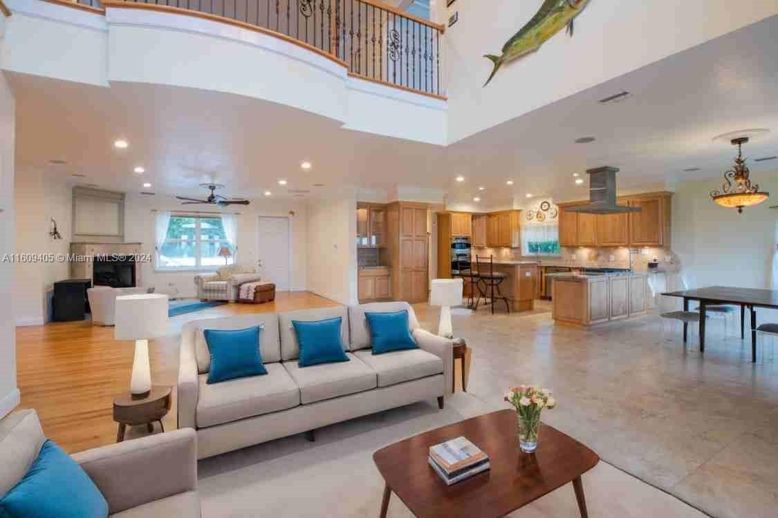 Dining room, Interior, Kitchen, Living room, Pendant Lights, Recessed Lighting, Stainless Steel Appliances