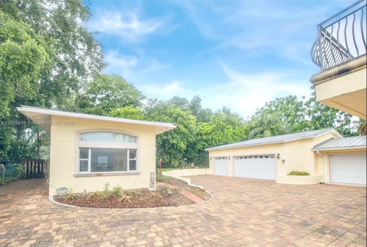 Detached Garage, Exterior