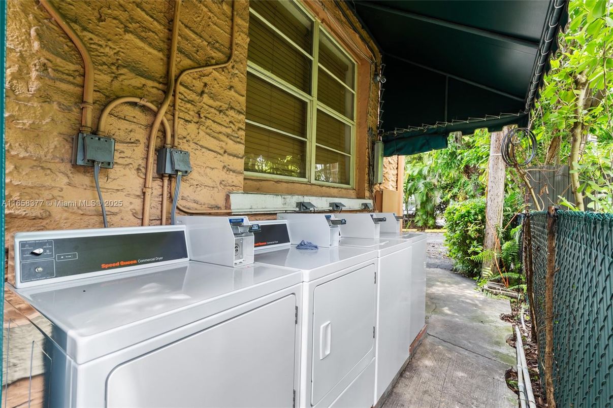 Exterior, Outdoor Kitchen, Washer