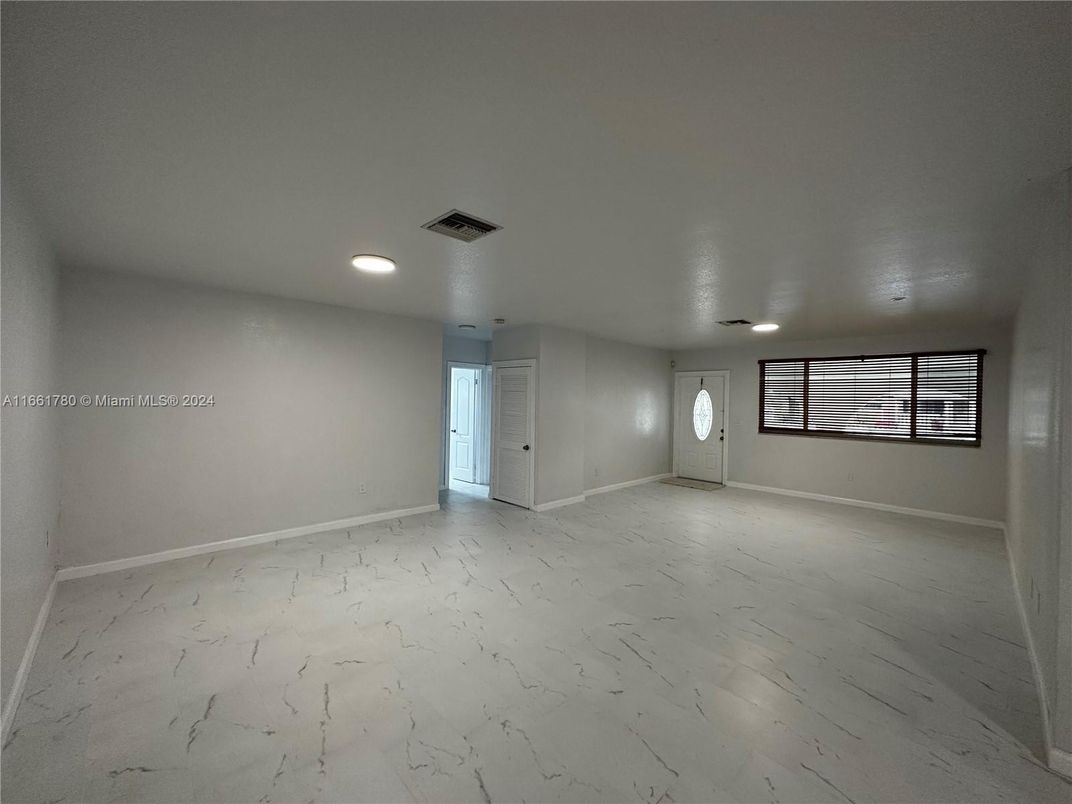 Empty room, Interior, Recessed Lighting