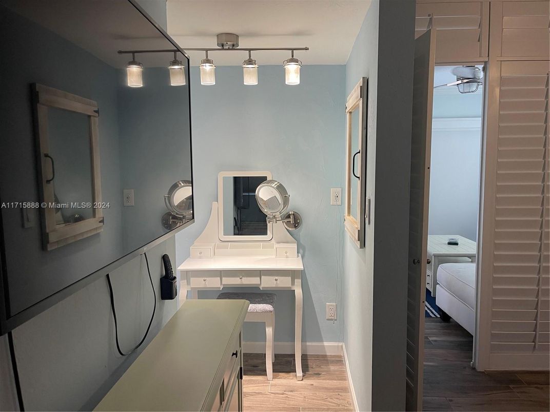 Interior, Washer, Wood Texture Flooring