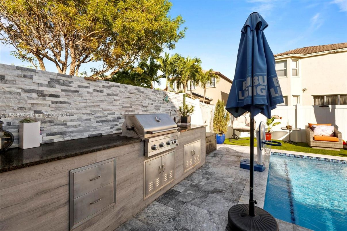 Exterior, Outdoor Kitchen, Pool