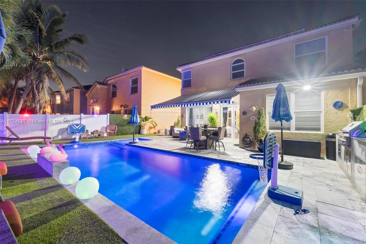 Exterior, Outdoor Kitchen, Pool