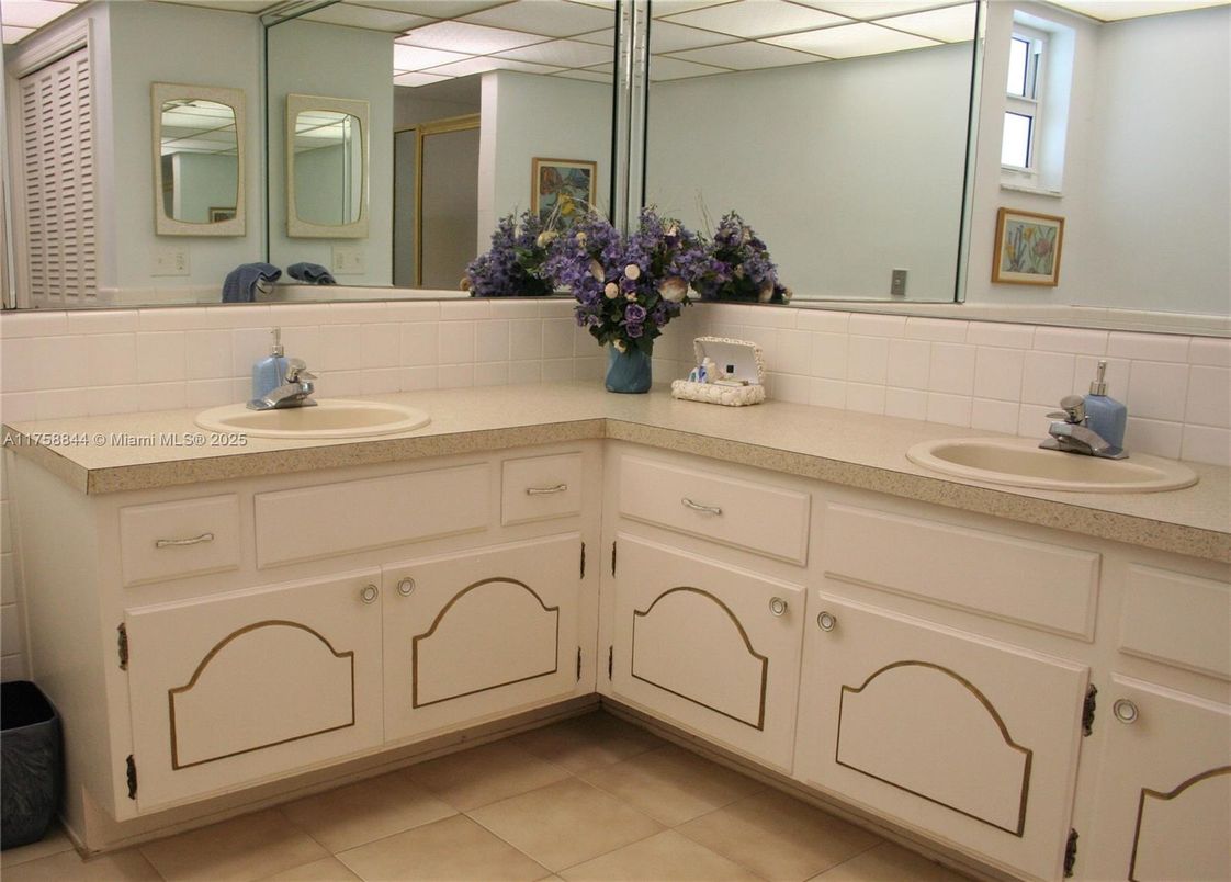 Bathroom, Dual Sink Vanities, Interior