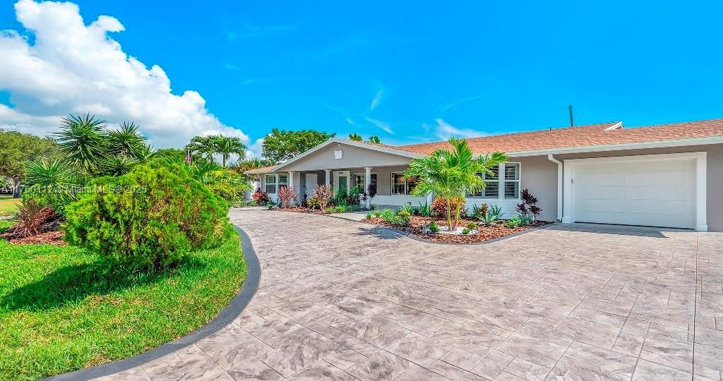 Attached, Exterior, Facade, Ranch