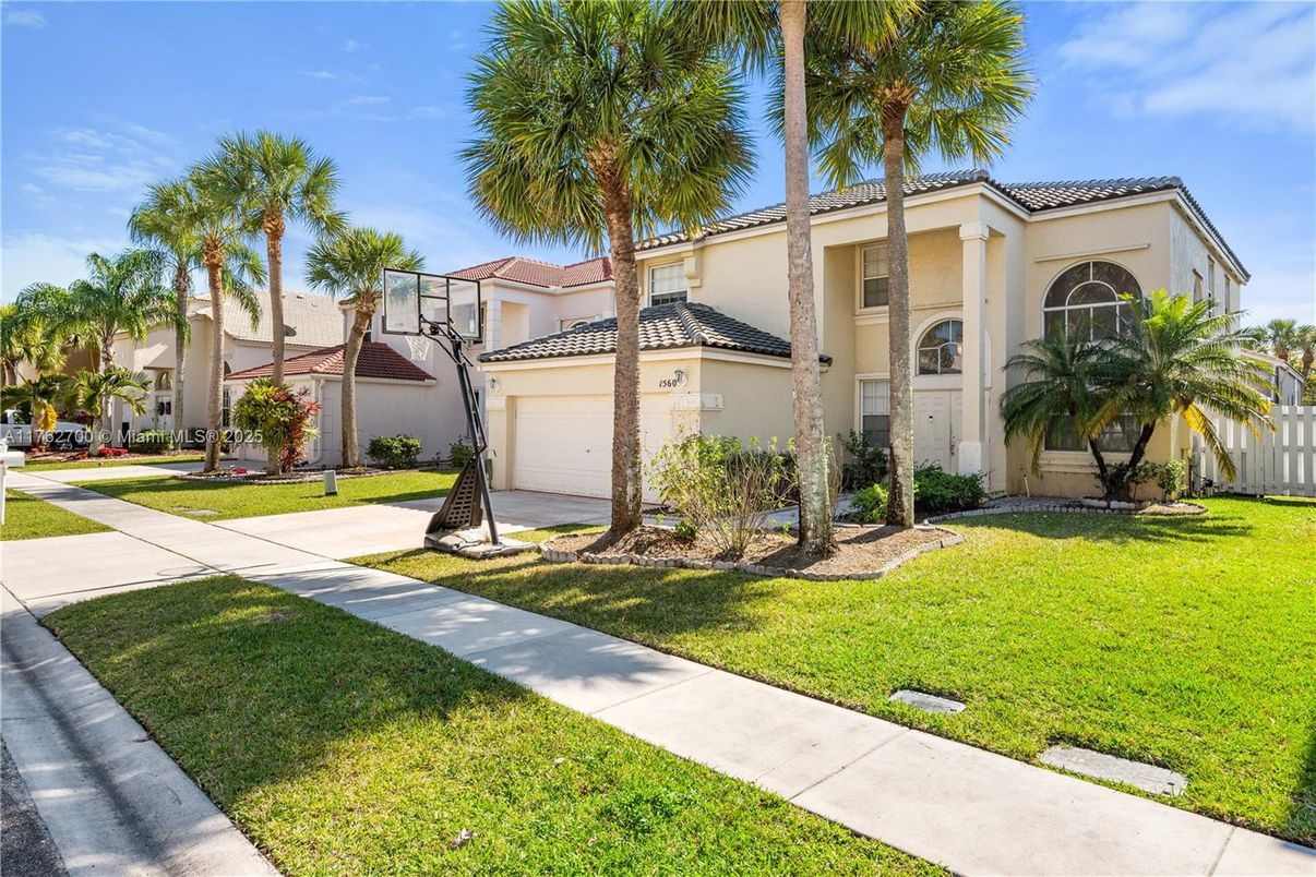 Attached, Exterior, Facade, Mediterranean