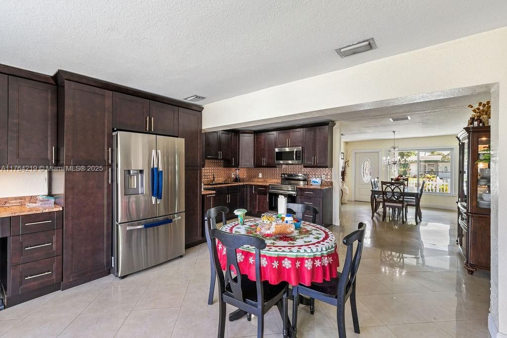 Chandelier, Dining room, Interior, Kitchen, Pendant Lights, Stainless Steel Appliances
