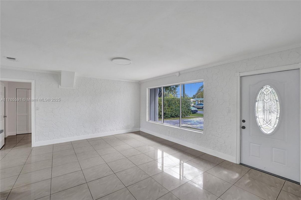 Empty room, Interior