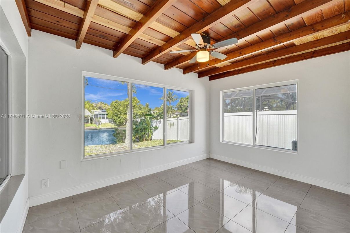 Empty room, Interior, Wooden Beams, Wooden Ceilings