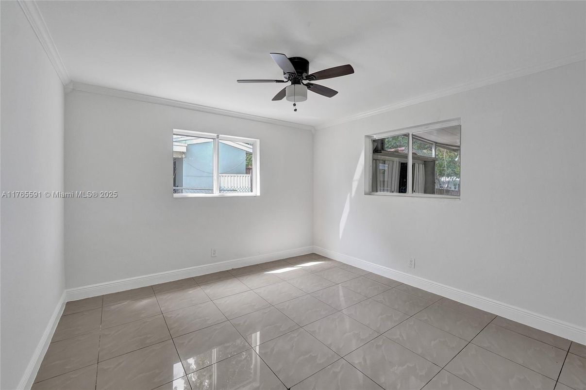 Empty room, Interior