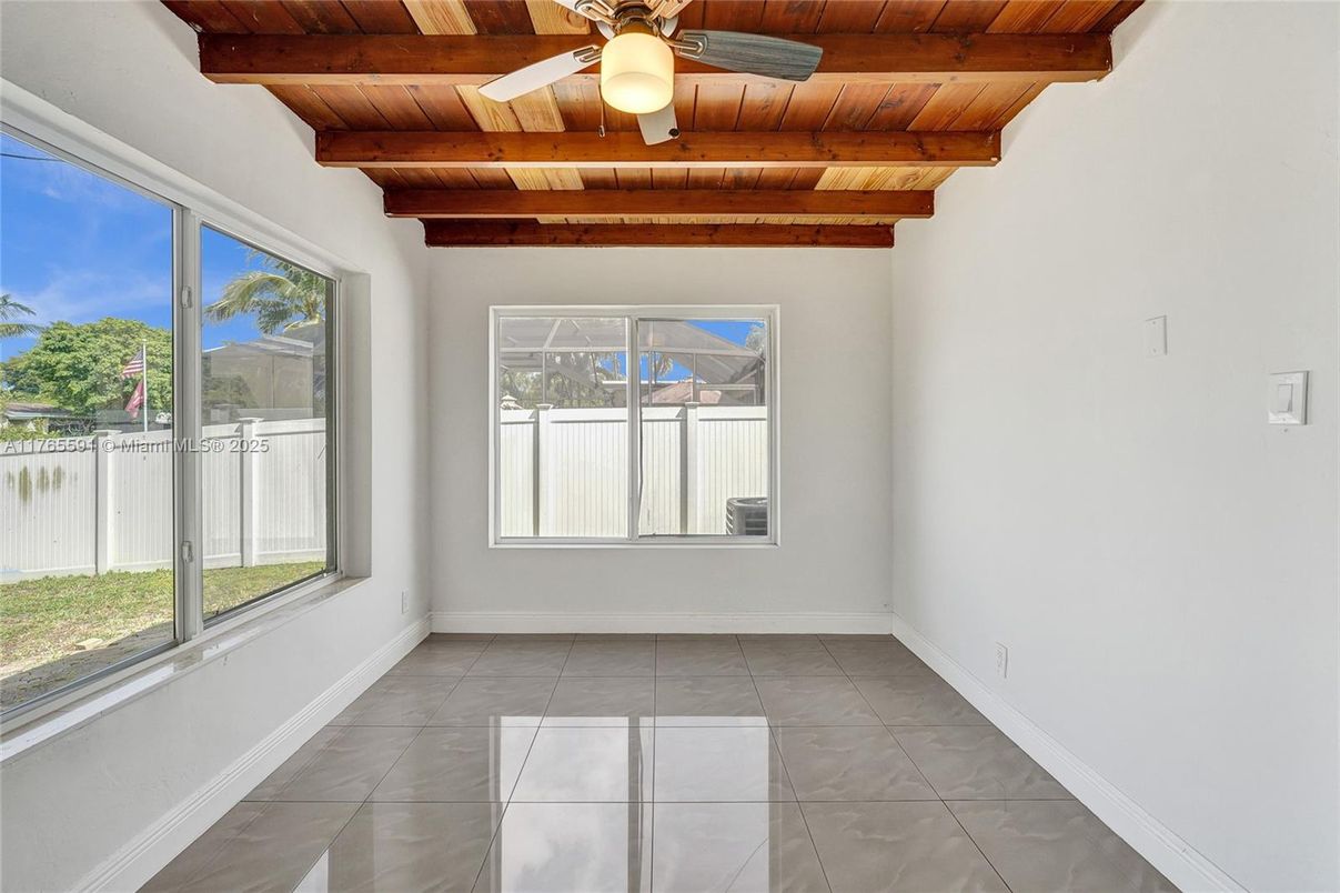 Empty room, Interior, Wooden Beams, Wooden Ceilings