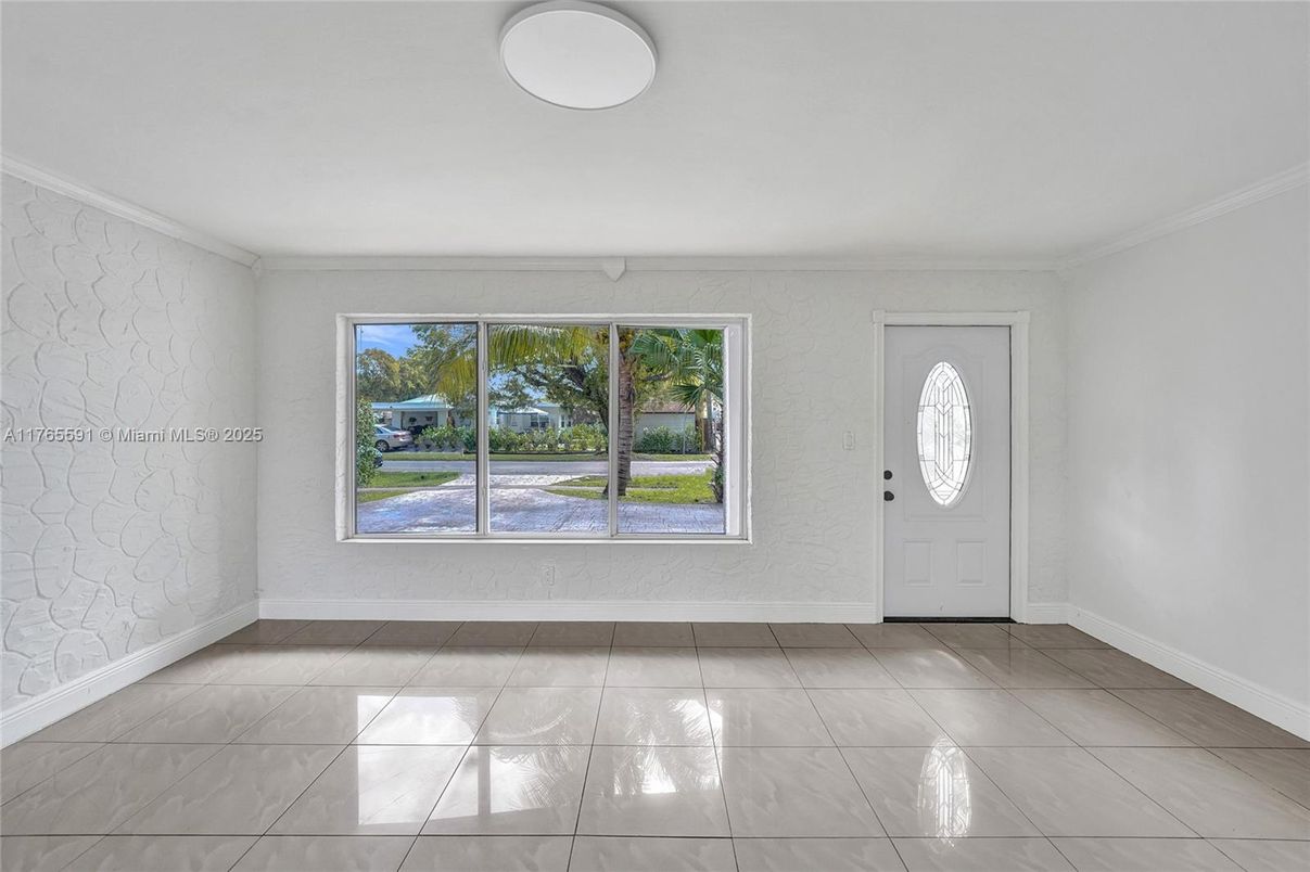 Empty room, Interior