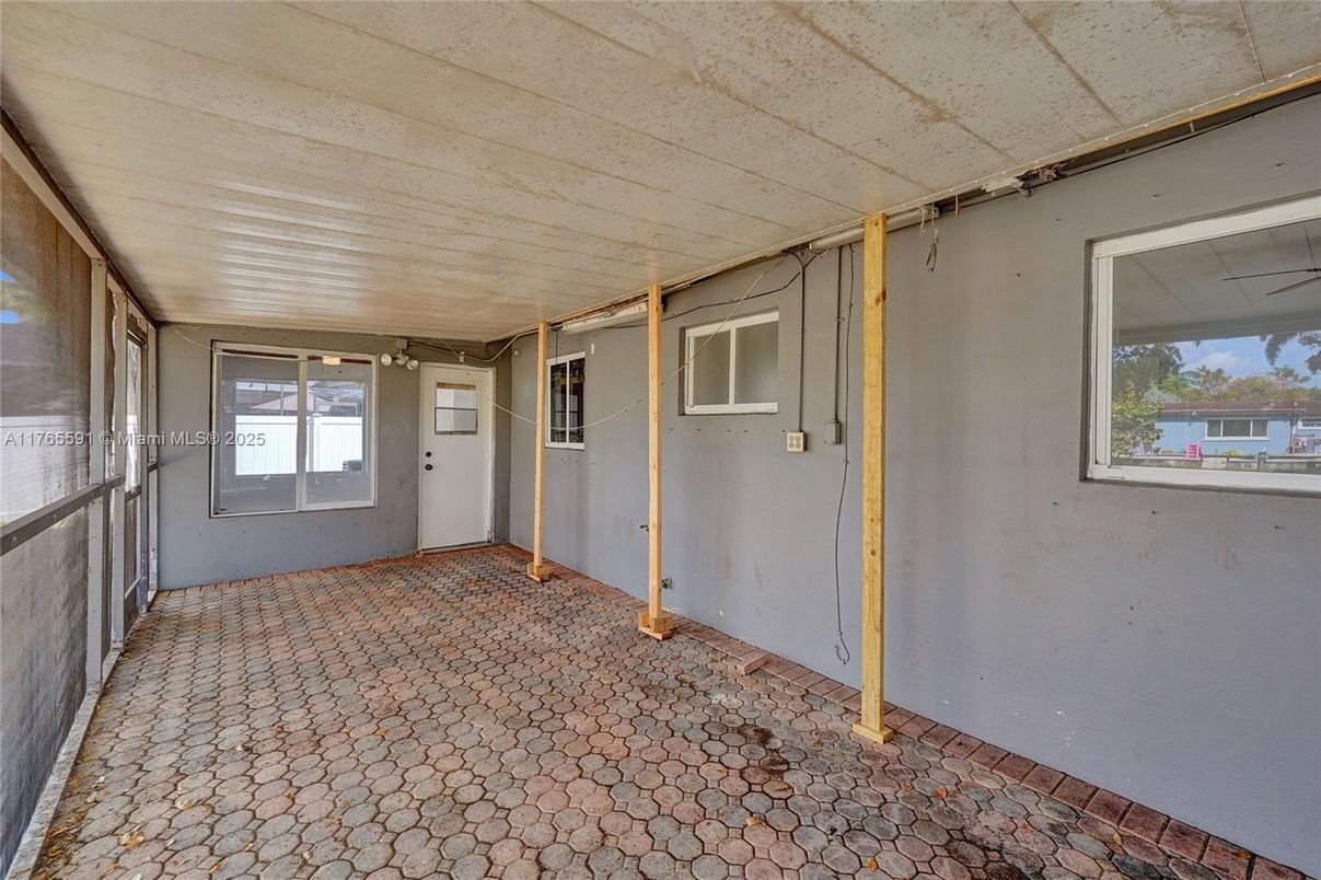 Empty room, Interior