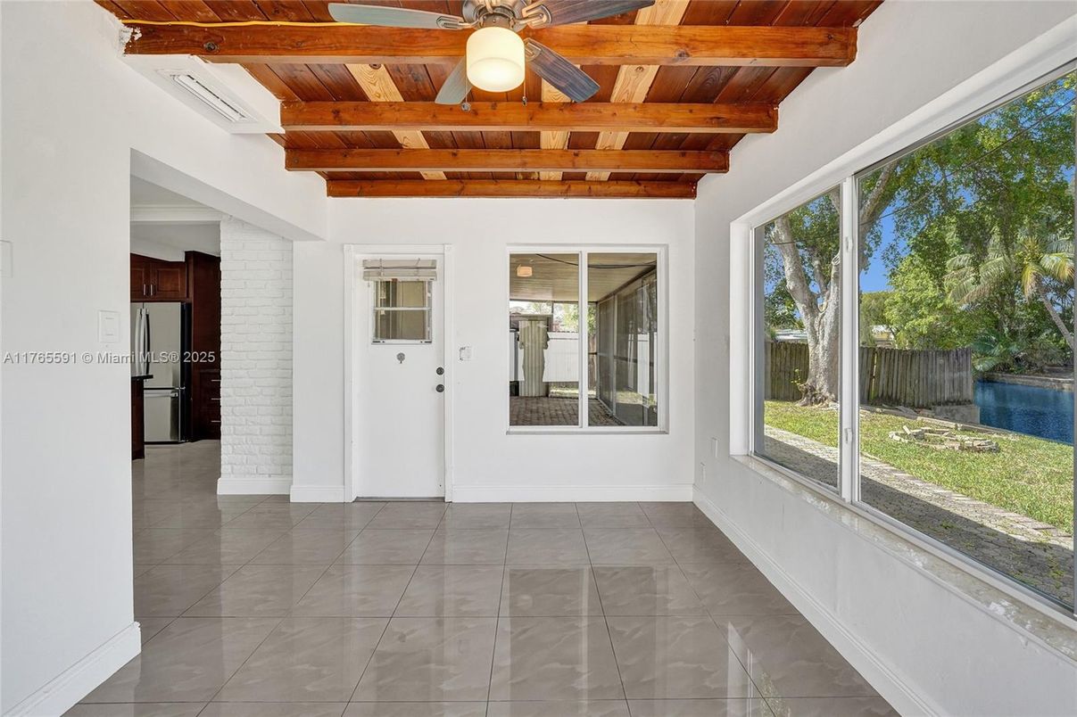 Empty room, Interior, Wooden Beams, Wooden Ceilings